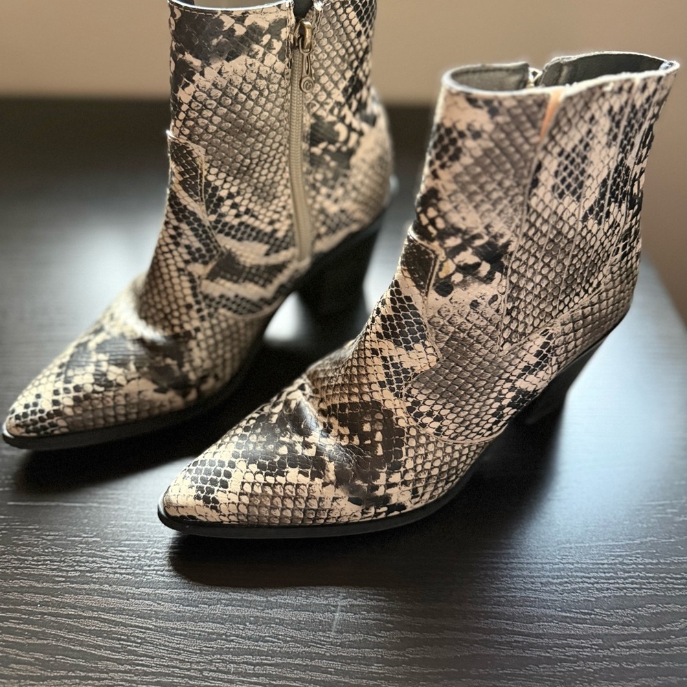 Blondo B7120 Waterproof Snake Print Ankle Boots Size 8 Pointed Toe